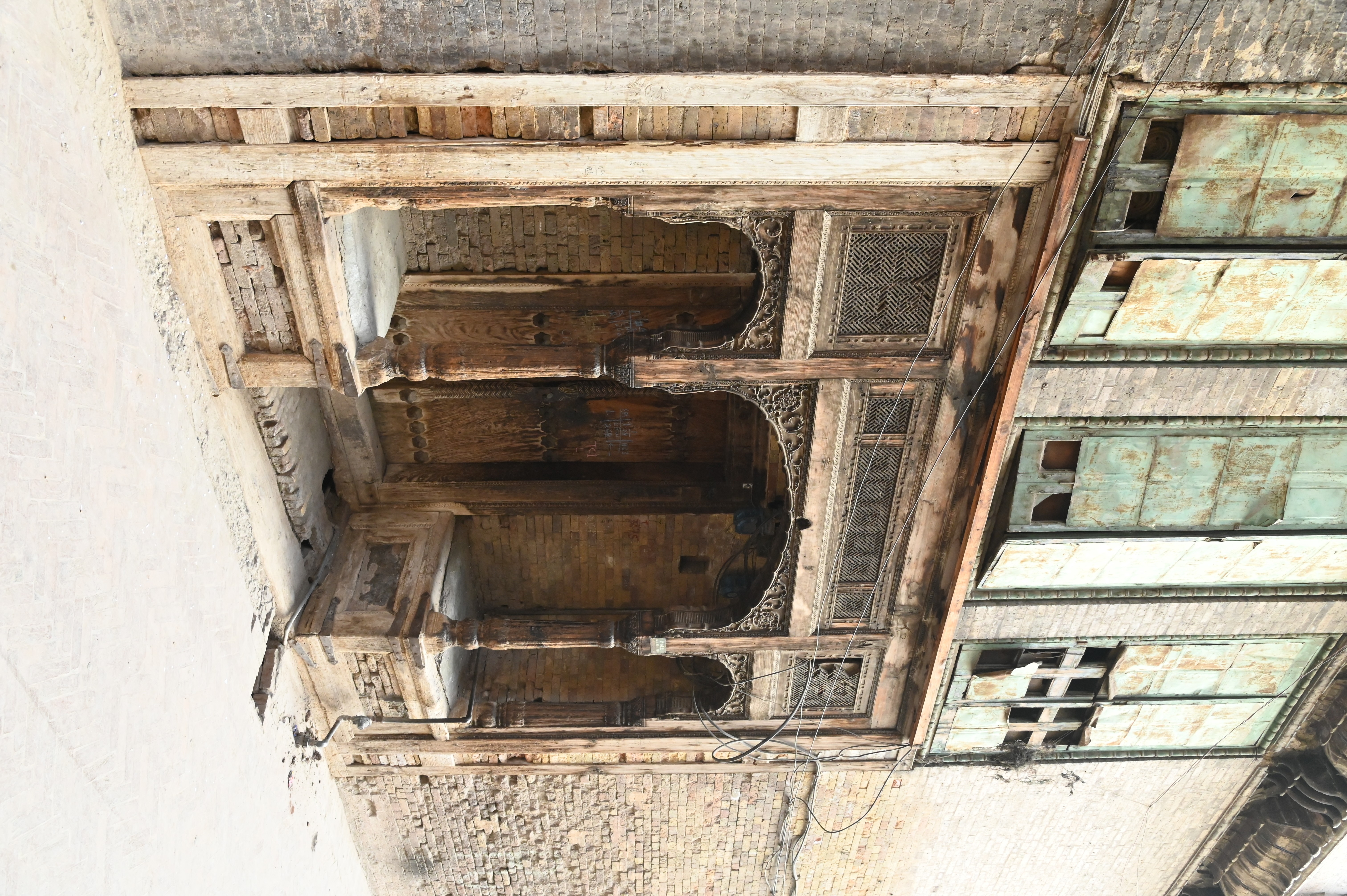 The old deteriorated  house with crumbling beauty located in Sethi Mohalla