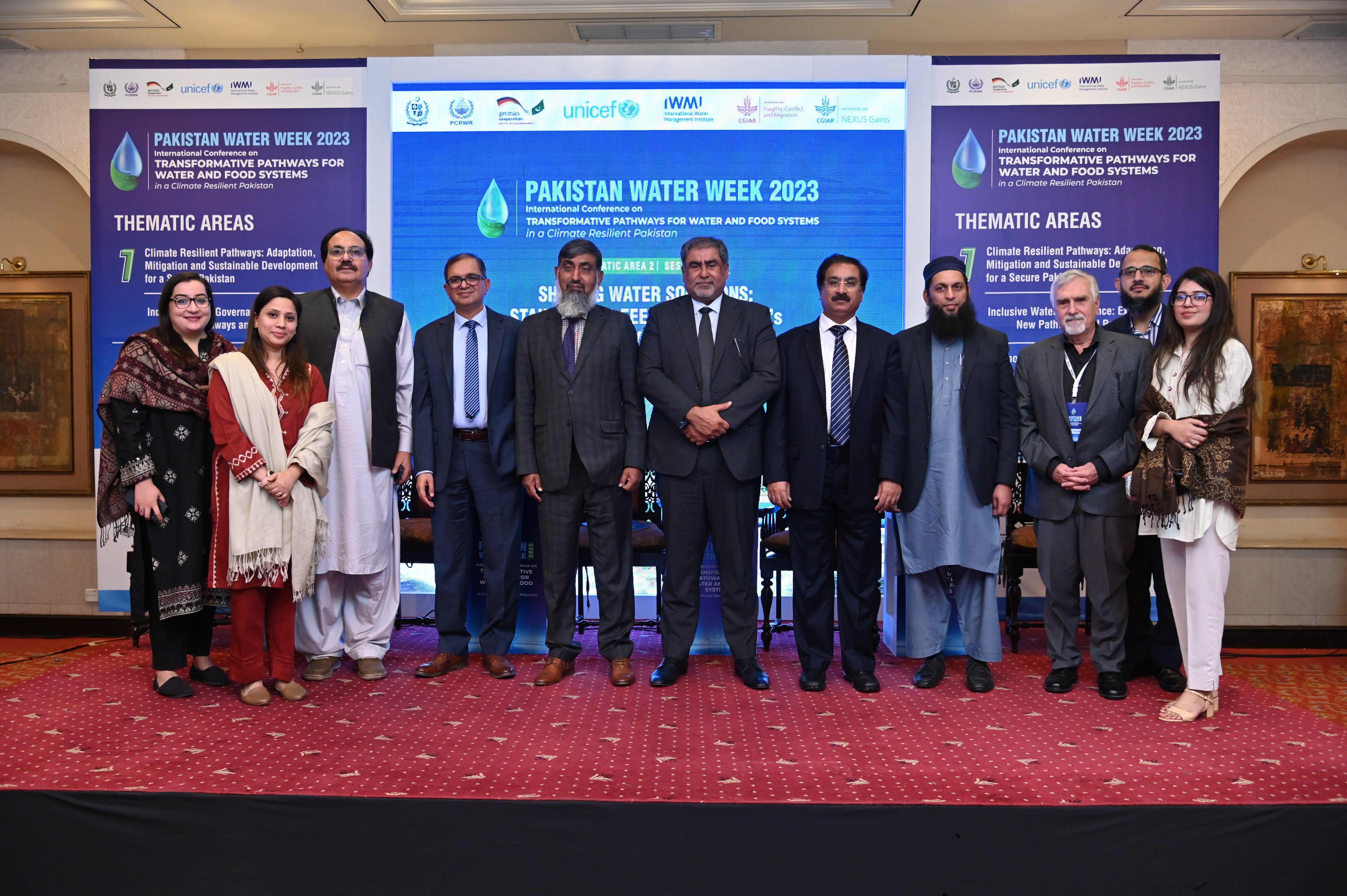 the group photo of the participants with the chief guests at International Conference & National Workshop on "PAKISTAN WATER WEEK 2023"