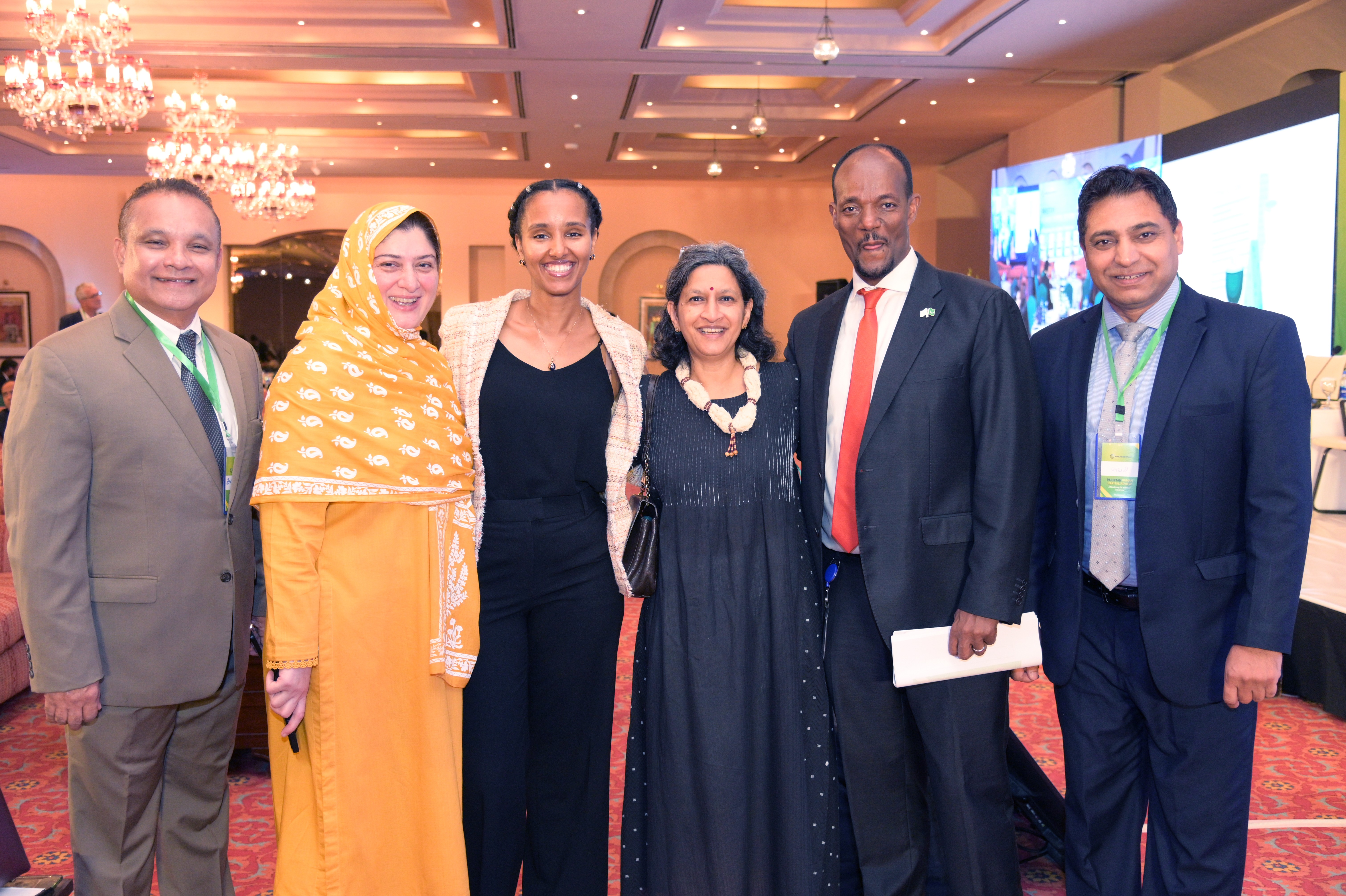 Group photo of Pakistani participants with a foreign delegation at an event of Pakistan Human Capital Review ogranized by the World Bank Group