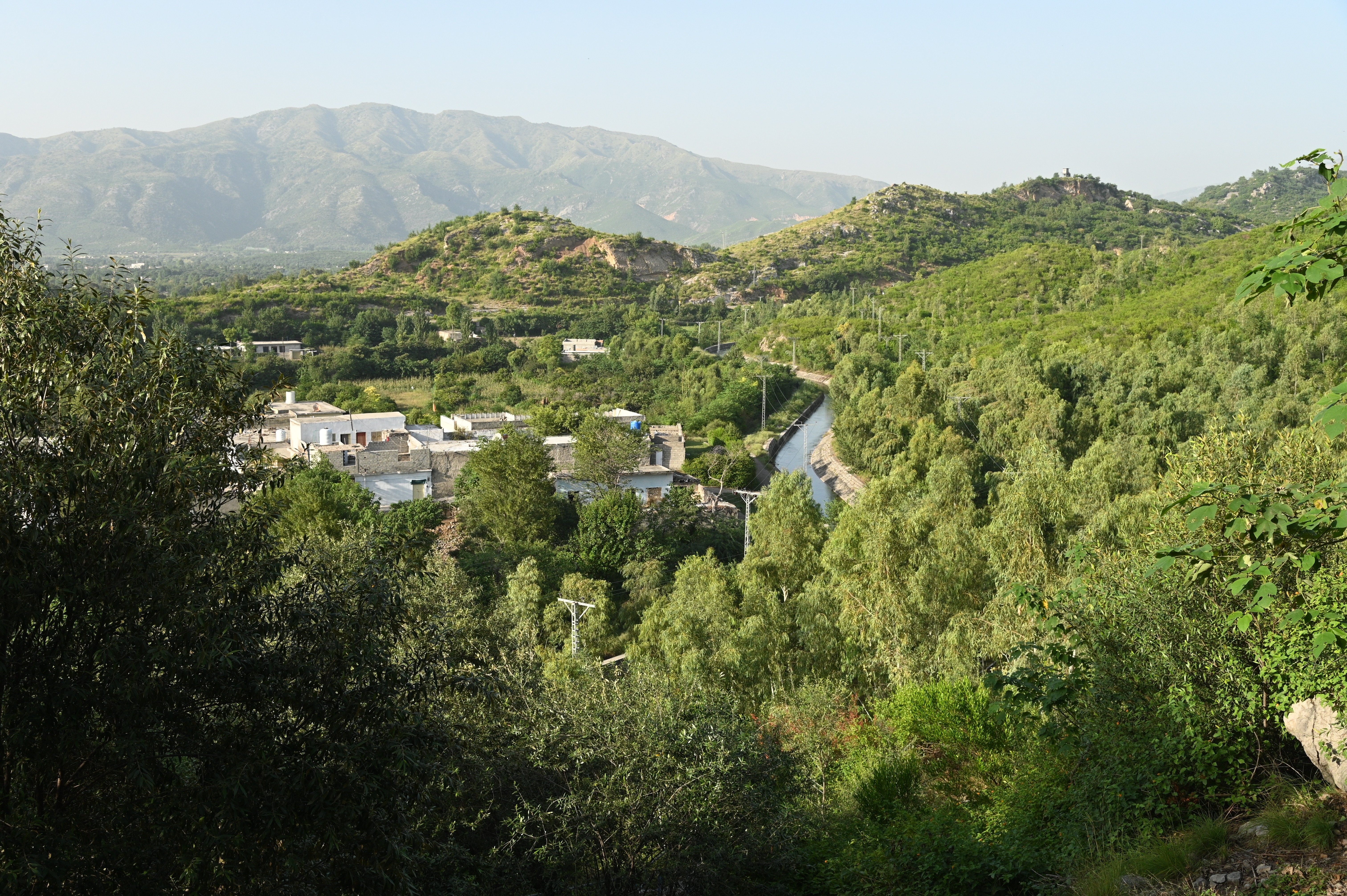 A beautiful view of houses present in between the mountains