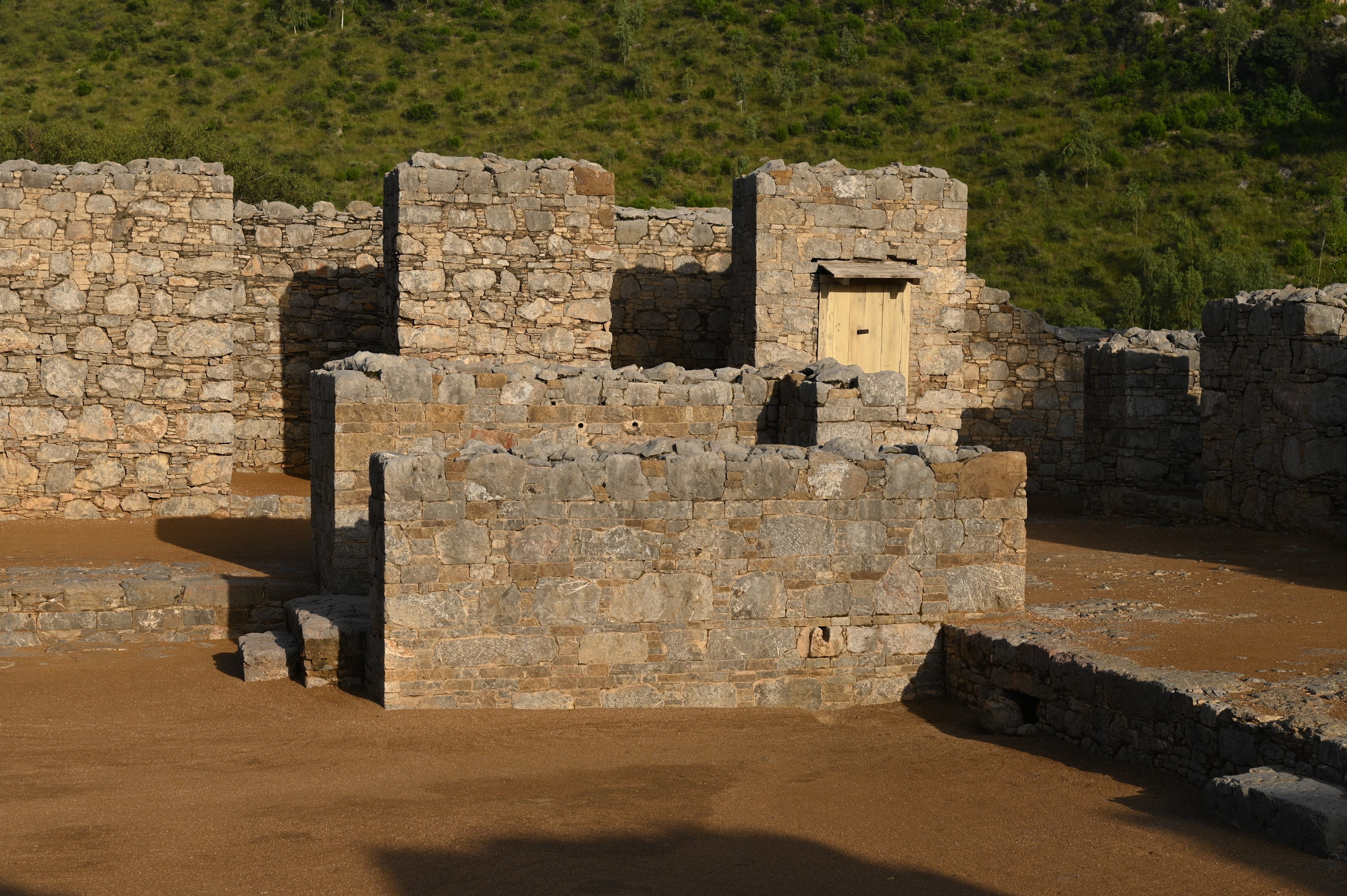 chapels around the stupa court