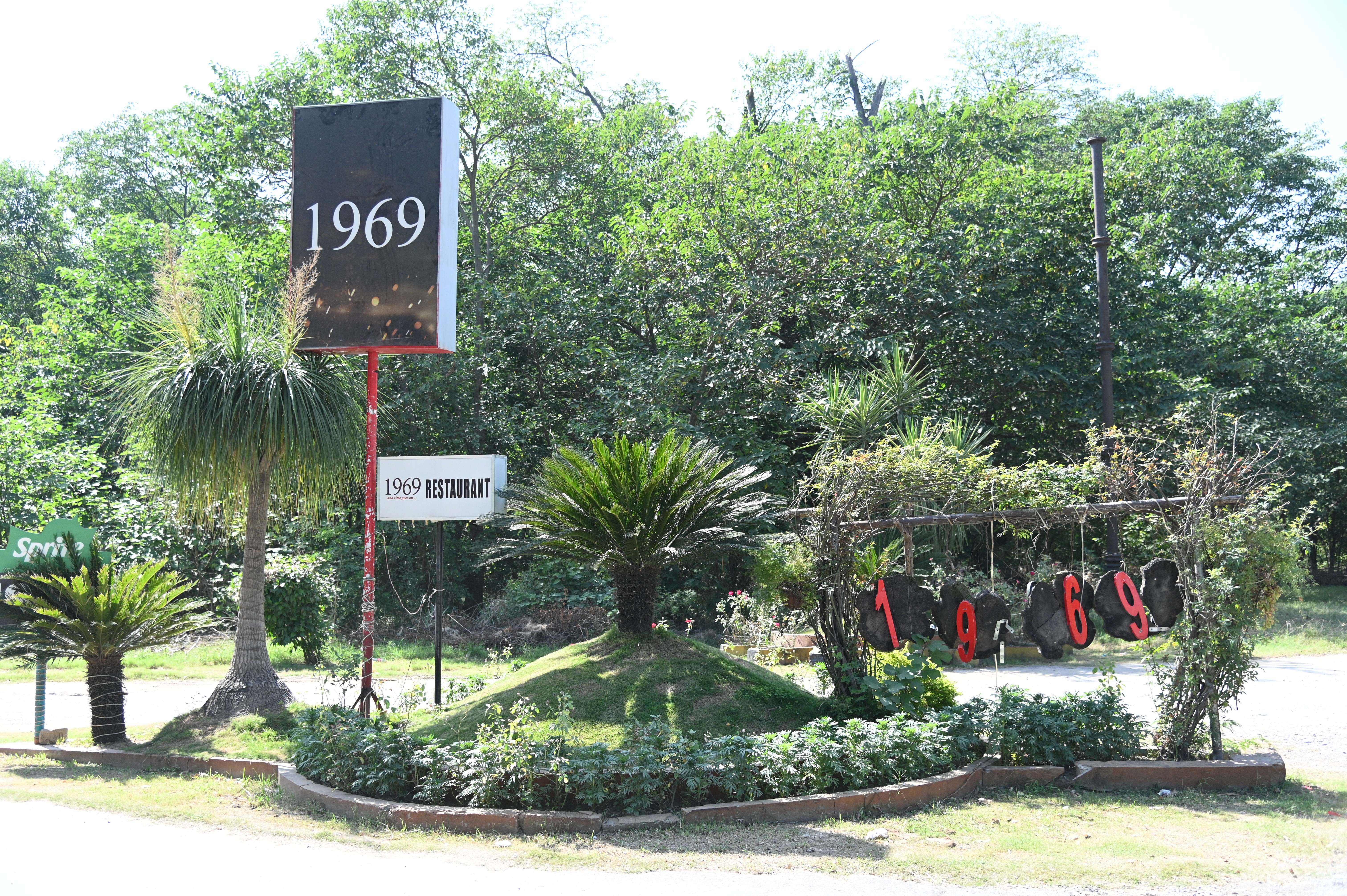 The entrance point of 1969 restaurant present near Shakar Parian.