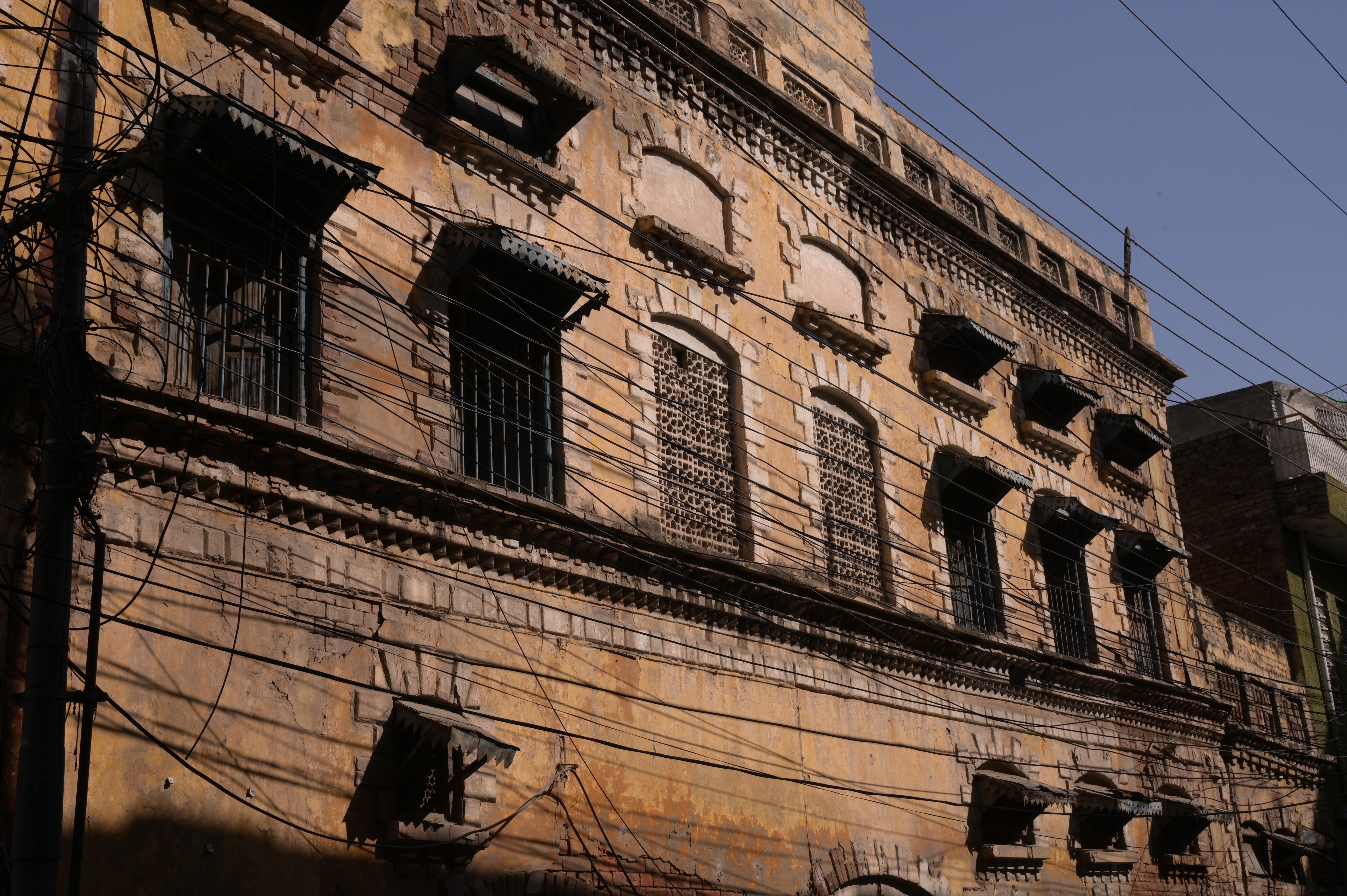 An old building in Rawalpindi's Bhabra Bazar: a complete journey into the majestic past