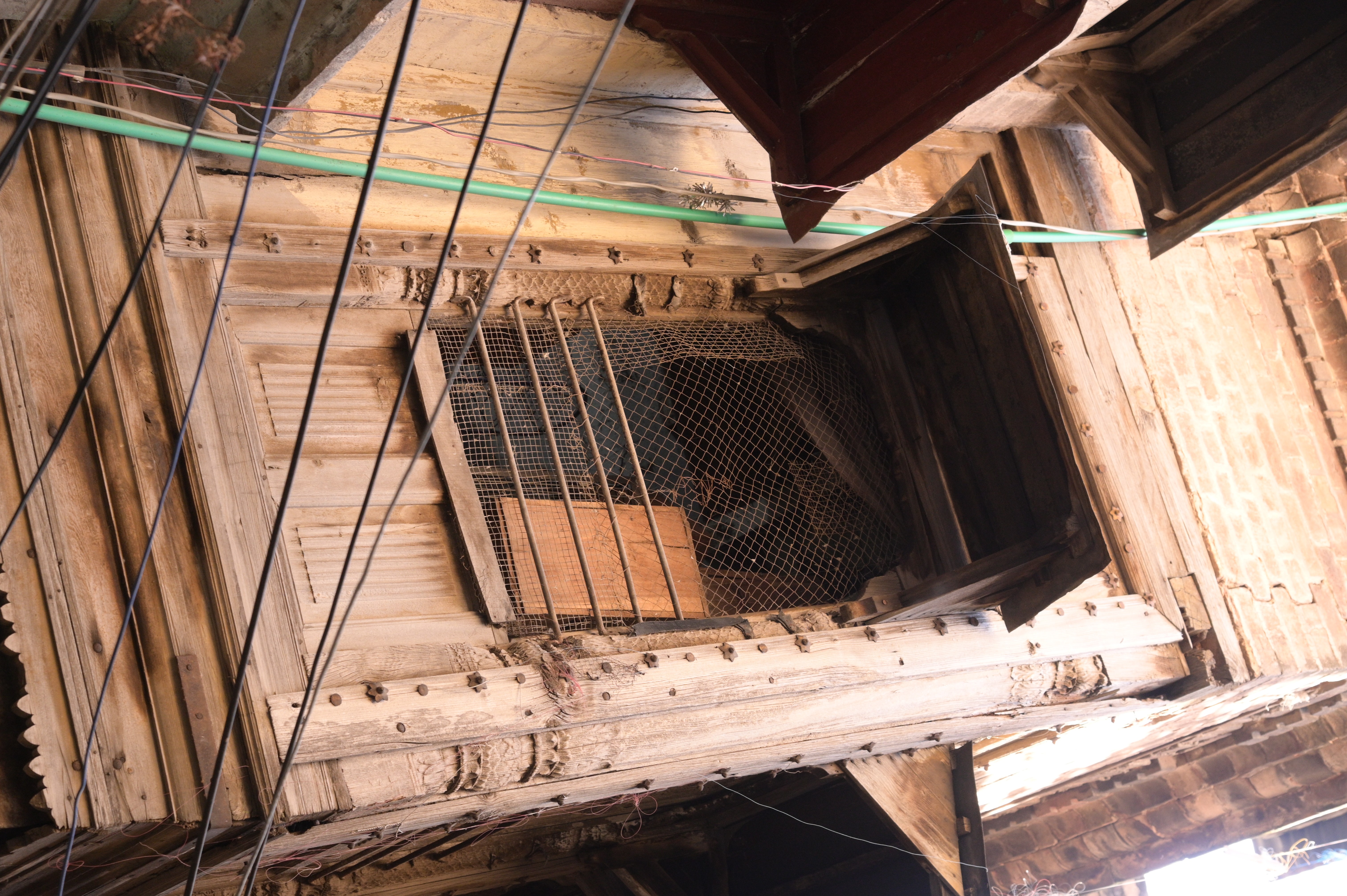 A broken wooden closed by copper made net