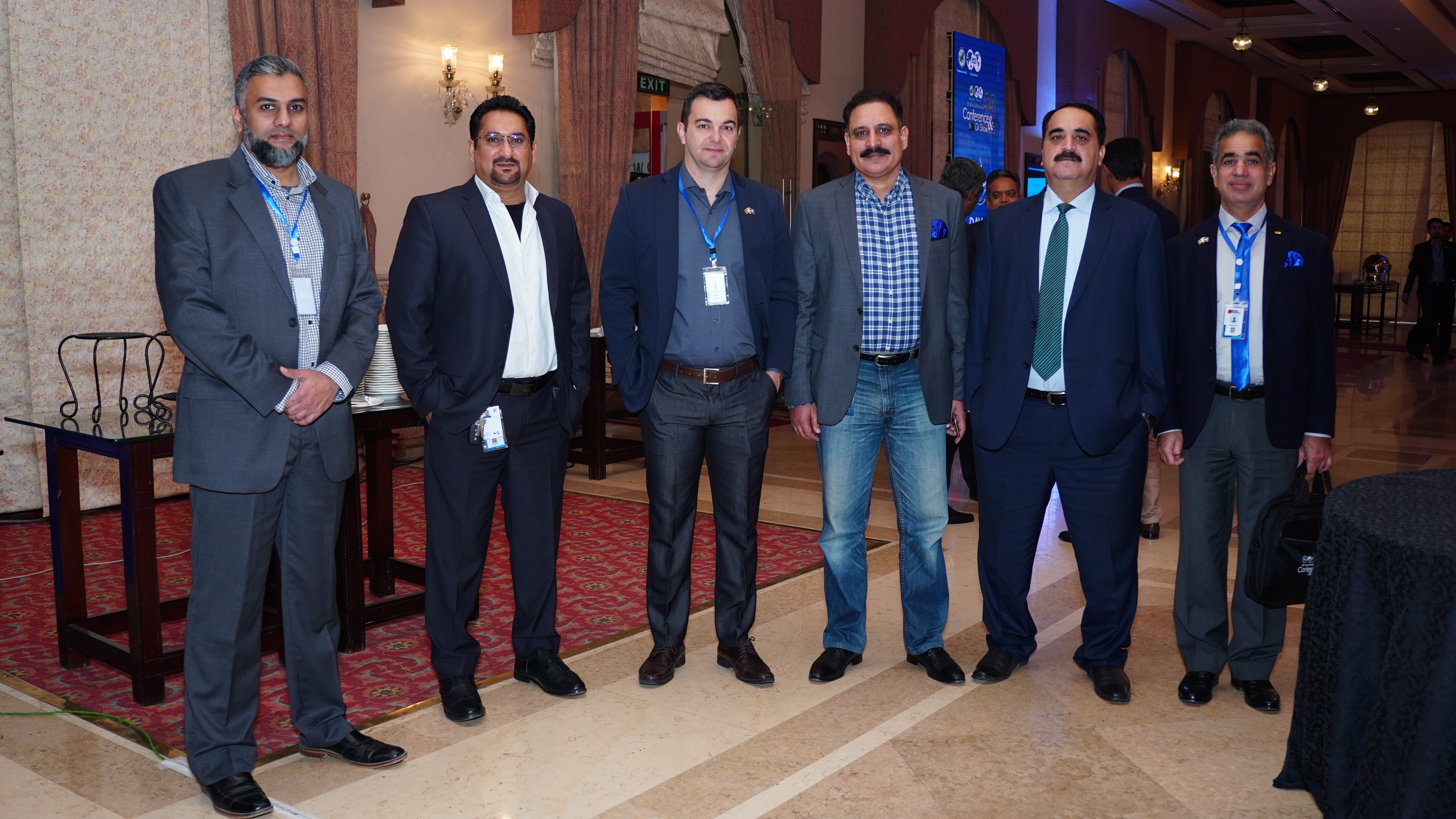 The group photo of members and presenters with a foreign delegation