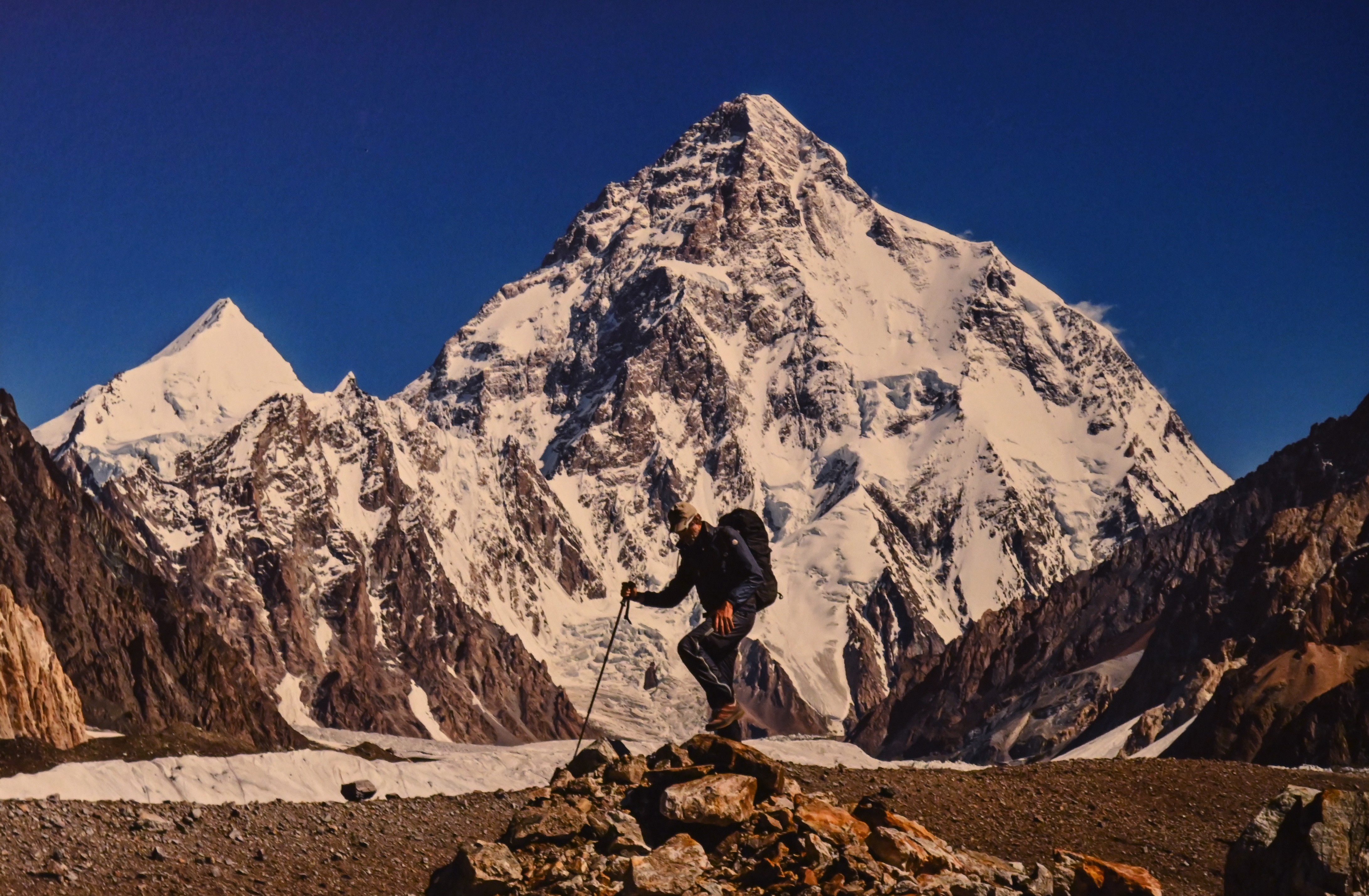 The Mountaineer climbing the mountain