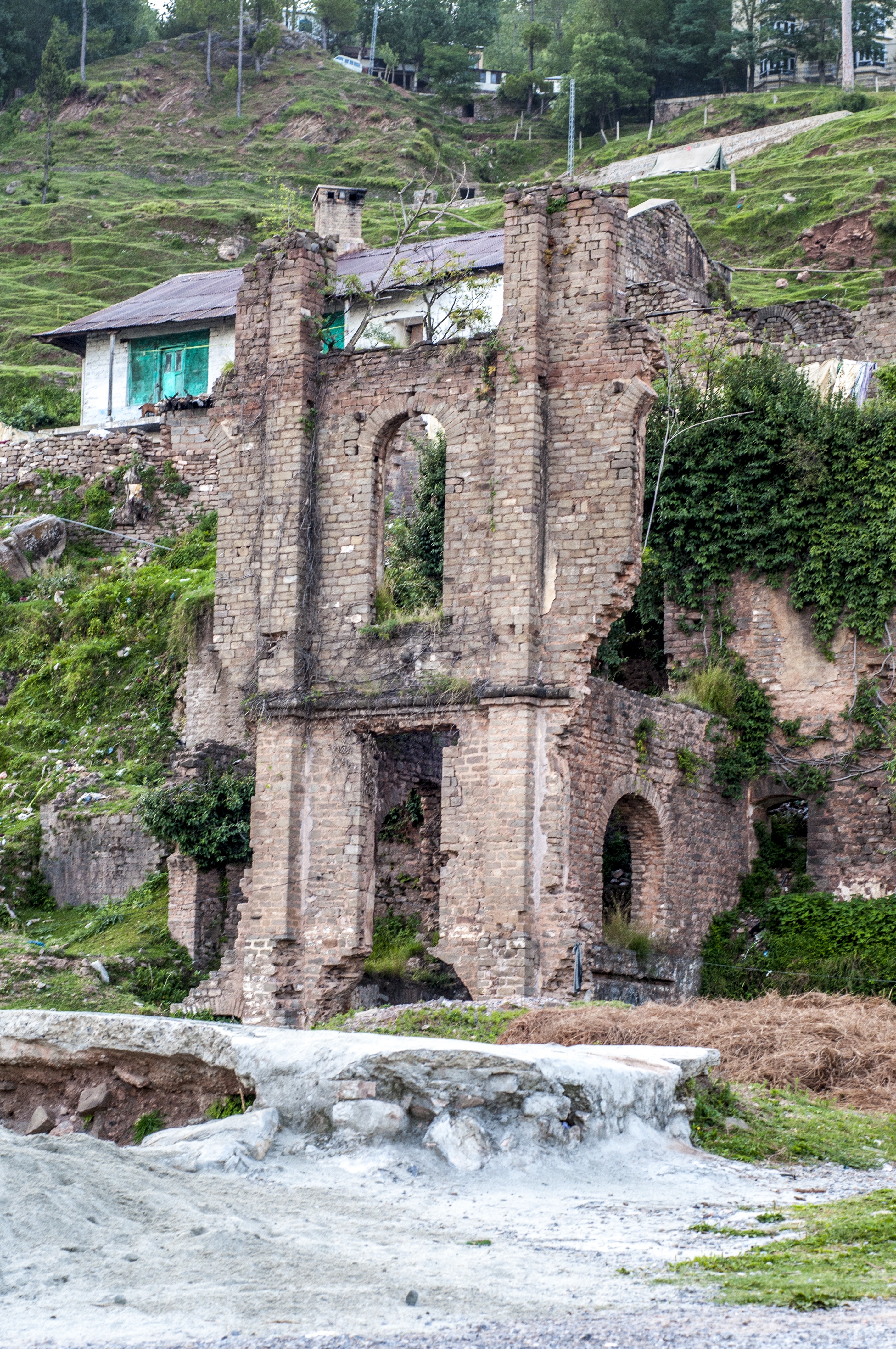 The crumbling beauty and fading colors of a structure in Ayubia