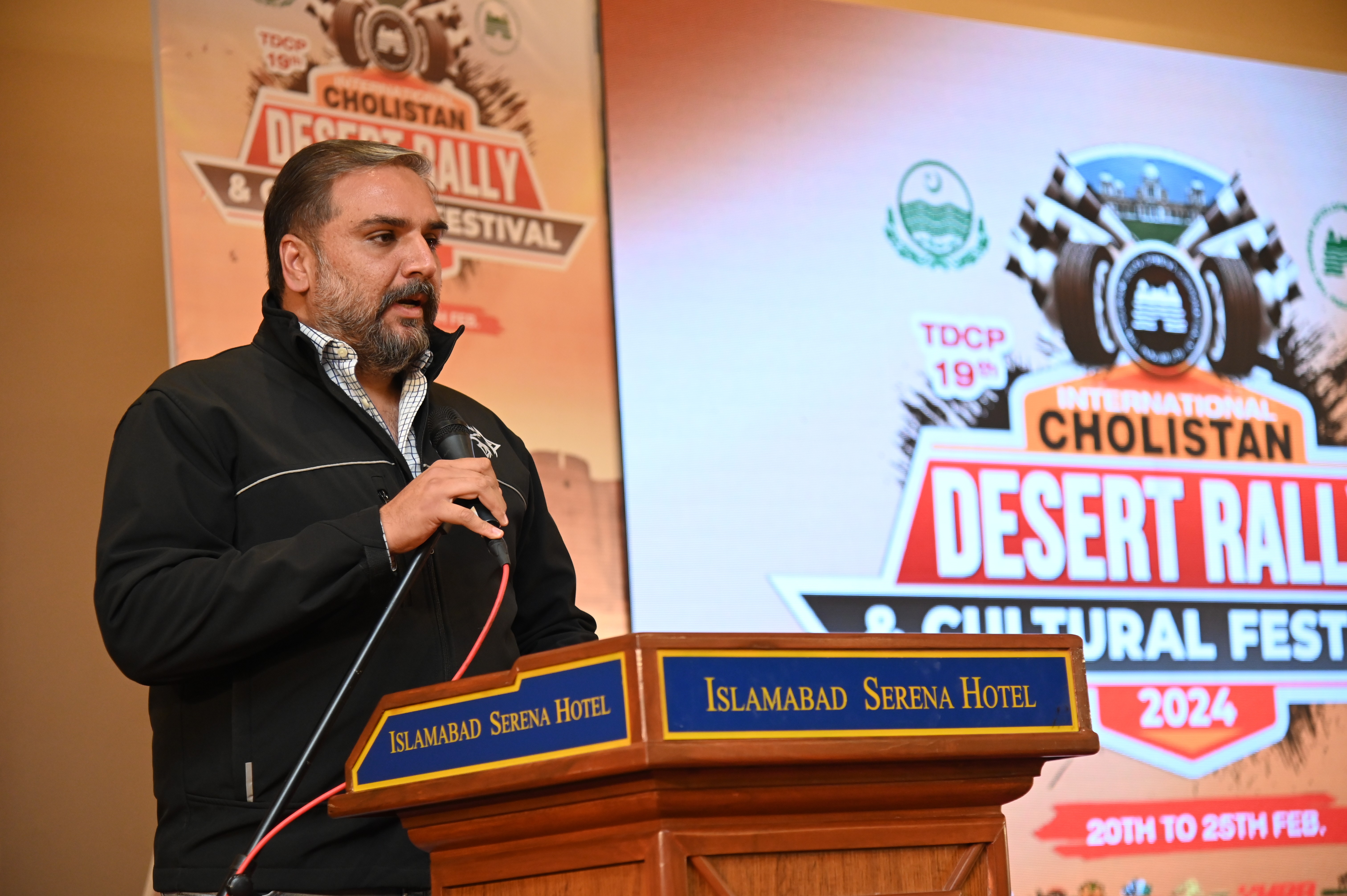 The chief guest expressing his views regarding the Cholistan Desert Rally