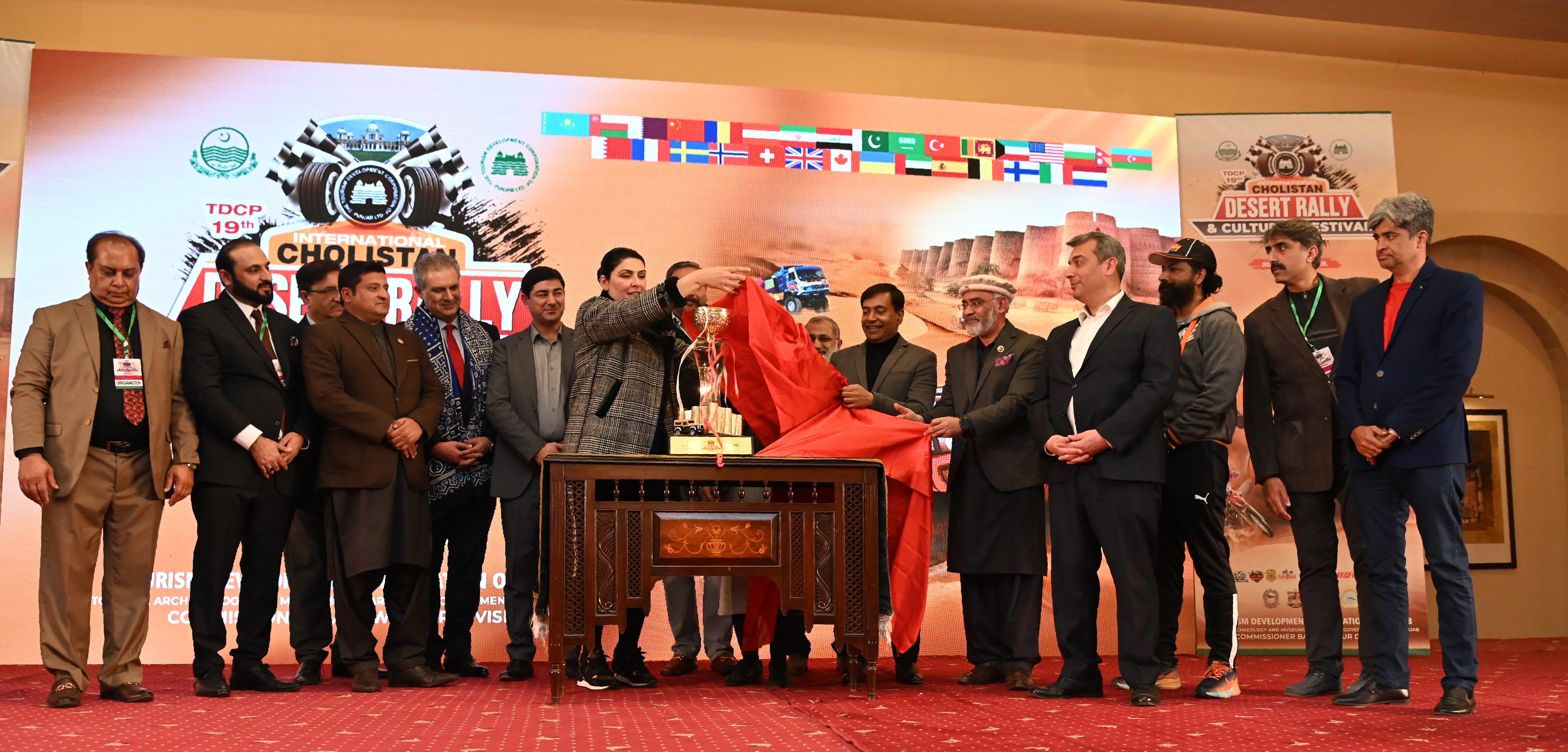 The chief guests revealing the winning trophy of The Cholistan Desert Rally