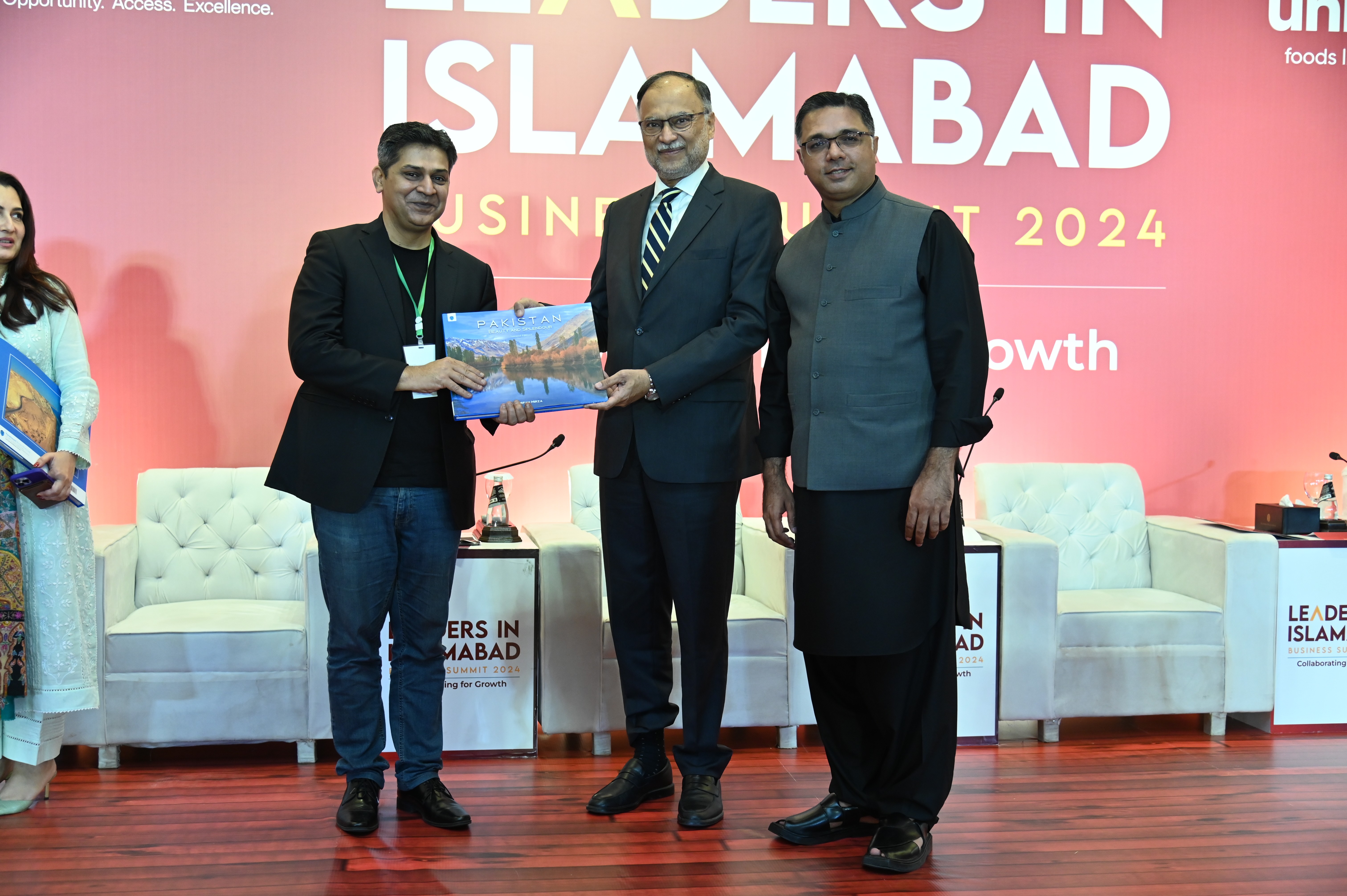 Prof. Ahsan Iqbal, The Federal Minister presenting a handbook of Pakistan to the guest speaker