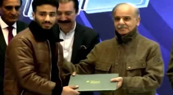 PM Shahbaz Sharif Distributes Laptops at University of AJK-INP