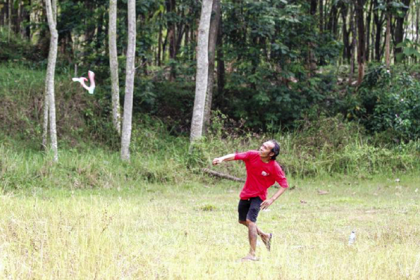 A worker tries to fly an airbrush boomerang craft in Bendungan village, Sragen district, Central Java, Indonesia, Aug. 22, 2022. (Photo by Bram Selo/Xinhua)■