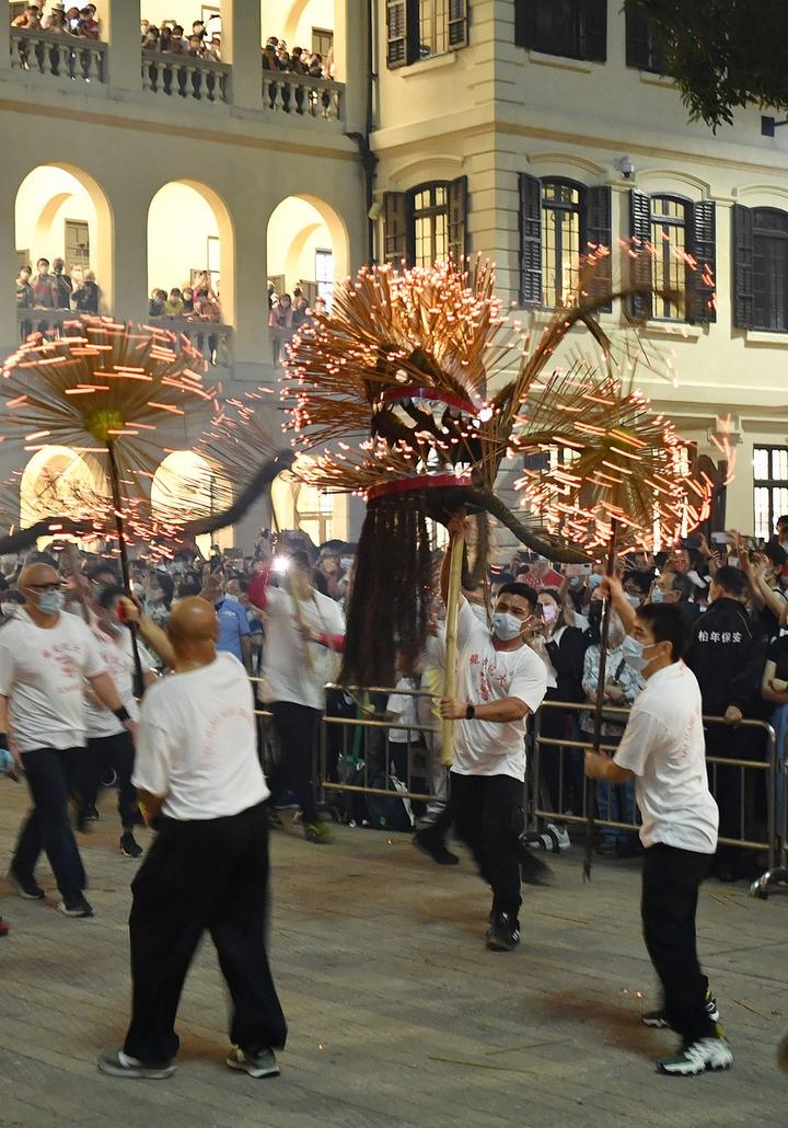 Hong Kong-Fire Dragon Dance 1.jpg