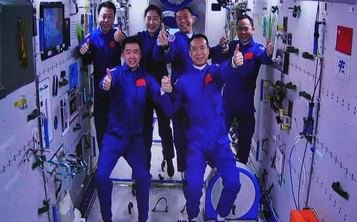 Shenzhou 15-astronauts,space station 1.jpg