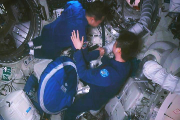 Shenzhou 15-astronauts,space station 2.jpg
