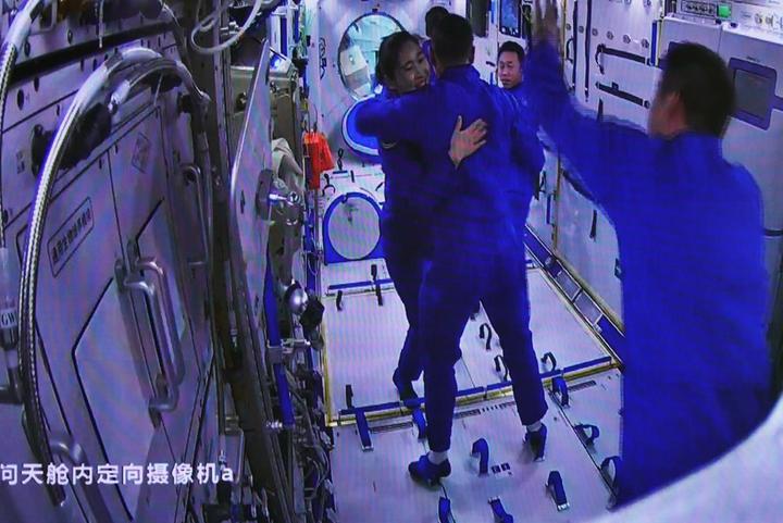 Shenzhou 15-astronauts,space station 4.jpg